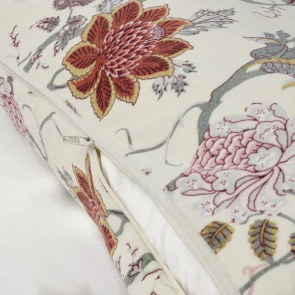 НЭССЕЛЬКЛОККА Чехол на подушку, белый с оттенком/цветочный орнамент 50x50 см - 805.164.72
